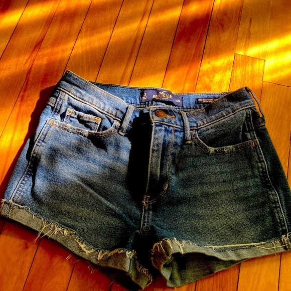 Great condition Hollister shorts. My favorite! - Picture 1 of 4